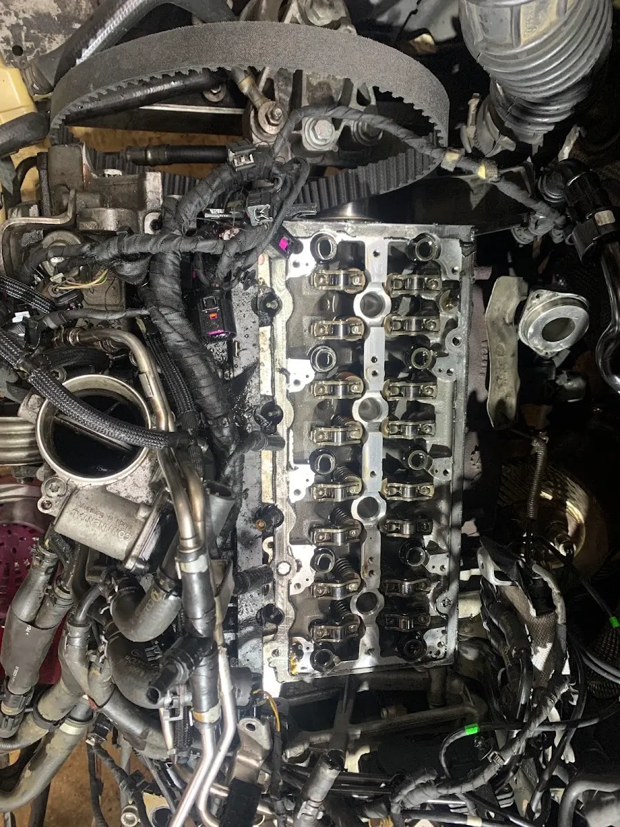 Motor abierto durante una reparación en el taller